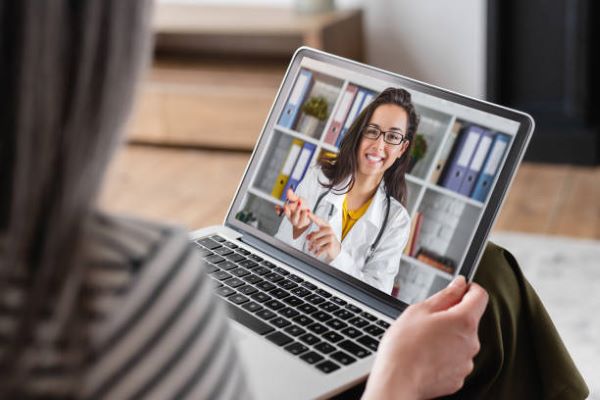 2.telemedicina. una doctora dando consulta en línea